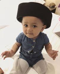 23) justeru, aurat antara rabibah (anak perempuan tiri) dengan bapa tiri mereka adalah sama batasan auratnya antara mereka dan bapa kandung mereka iaitu antara pusat dan lutut, sekiranya tidak membawa kepada fitnah dan syahwat. Apakah Hukum Aurat Anak Angkat Hael Husaini