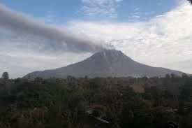 Gunung sinabung di kabupaten karo, sumatera utara, kembali meletus pada senin (10/8/2020) pukul 10.16 wib. Semburkan Debu 1 000 Meter Gunung Sinabung Meletus Lagi Antara News
