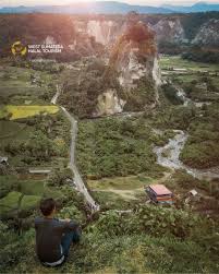 Pernah kah para teman traveler menikmati pemandangan di atas puncak perbukitan yang memiliki pemandangan hamparan danau, dan sejuknya angin membaluti sekujur tubuh. Begini Nih Kecenya Pemandangan Yang Bisa Kamu Lihat Dari Ngarai Sianok Kamu Bisa Lihat Tabiang Takuruang Dengan Jelas Dari Sini Pemandangan Instagram Tahu