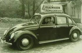 Une Volkswagen Coccinelle A Quatre Portes Ca N Existe Pas Et Bien Detrompez Vous Dans La Riche Histoire De La Peti Volkswagen Coccinelle Volkswagen Berline