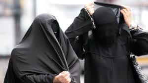 However, this term is nowadays used to denote the scarf worn by muslim women that covers their hair and chest but leaves their faces bare. Do You Know The Difference Between A Hijab Niqab Or Burka Itv News