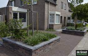 voortuin met oprit en verhoogde borders van stapelblokken voortuin tuin voortuinen