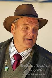 How to introduce new chicks to a broody hen?