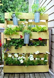 Vertikaler Garten Und Blumenbeet Anlegen Diy Aus Europaletten Paletten Garten Gartenprojekte Vertikaler Garten
