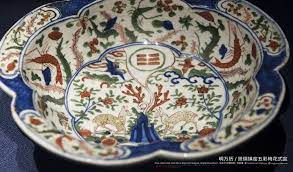 明万历景德镇窑五彩梅花式盆北京艺术博物馆藏ming dynasty wanli period 1573 1620 five colors pot with plum blossom shaped jingdezhen ware chinese porcelain pottery glazes pottery