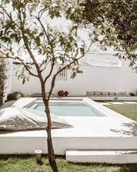 so you might have finally turned the inside of your house into your dream home but what about the outside deco piscine piscine et jardin decoration piscine