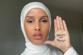 Norveçli başörtülü model ve aktivist Rawdah Mohamed, İskandinav Vogue'un  moda editörü oldu