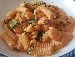Un piatto veloce, pratico, la pasta zucchine e gamberetti sorprende per il suo equilibrio! Il Paradiso In Cucina Fusilli Con Gamberetti Zucchine E Cremina Rosa
