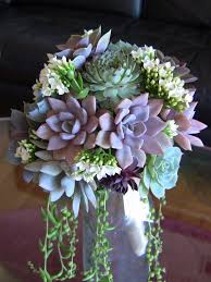 We love the idea of mixing delicate ranunculus blossoms with unexpected succulents. Succulent Wedding Bouquet Buque De Dama De Honra Flores Para Casamentos Centro De Mesa Casamento