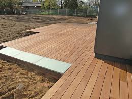 Holzterrasse Mit Glaselement Holzterrasse Gartenbeleuchtung Spielplatz Bodenbelag