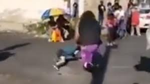 Un momento desagradable se vivió en una función de lucha libre en la colonia aviación civil de la alcaldía venustiano carranza de la ciudad de méxico, luego de que un gladiador agrediera a un niño al arrojarlo al piso. Eiqqt0zy6zlecm