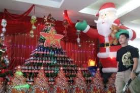Membuat pohon natal dari kertas sangatlah mudah untuk dilakukan. Chandra Dirikan Pohon Natal Dari Botol Coca Cola Setinggi 2 Meter Tribun Lampung