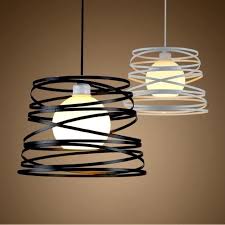 Corps de lampe en acier inoxydable fini miroir, apportant au luminaire une brillance supplémentaire. Plafonnier Cristal Salon Achat Vente Pas Cher