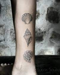 O som das ondas #sea #seashell #seashells #blackwork #dotwork  #inspiretattoo #tatuagensdelicadas #tattrx #ta… | Shell tattoos, Seashell  tattoos, Tattoos for women