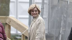 The crown season 4 cast member emma corrin is the spitting image of princess diana. The Crown So Wird Emma Corrin Als Lady Diana Aussehen Promiflash De