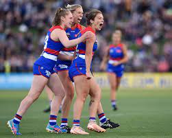Christian petracca handpasses the ball during the 2021 round 11 afl match between western bulldogs and melbourne demons at marvel stadium in melbourne. Western Bulldogs Aflw Walisasisha Western Bulldogs Aflw
