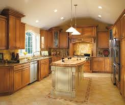 Savannah Natural Maple Cabinets In A Traditional Kitchen With Coffee Glaze Traditional Kitchen Interior Maple Kitchen Cabinets Maple Cabinets