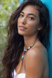 Isabella Medeiros's Instagram, Twitter & Facebook