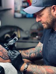 Bonjour, je suis à la recherche d'une artiste tatoueuse ou d'un artiste  tatoueur pour faire une manche de plante tropical très détaillé en noir et  blanc 🌿 Merci! Exemple du style recherché : |