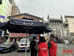 长沙太平街社区：巾帼同行绽芳华，鲜花朵朵献“雷锋”