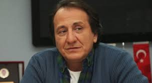 Hüsnü duydukları karşısında acı içinde ağlamaya başlar. Arka Sokaklar Da Kim Ayriliyor Riza Baba Ve Husnu Coban Diziden Ayriliyor Mu Ankara Yasam Haberleri