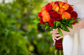 Check spelling or type a new query. Braut Mit Hochzeitsblumenstrauss Der Rosen Und Ruscus Blumen Lizenzfreie Fotos Bilder Und Stock Fotografie Image 39102529