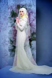 Boleh juga memakai mahkota untuk mencantikkan penampilan dan sebagai hiasan tudung agar kelihatan lebih. 9 Idea Baju Kahwin Untuk Pengantin Berhijab Wajib Tengok Pesona Pengantin