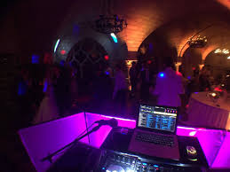 Bienvenue sur le site dédié à mes prestations dj pour soirée dansante de mariage chic, tendance & festif en provence. Dj Pianiste Mariage Chic Pianiste Dj Professionnel Mariage Soiree Privee Evenement Piano Bar Anniversaire