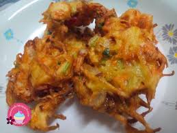 Campur semua bahan, aduk hingga tercampur merata. Resepi Cekodok Bawang Lembut