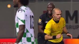 Nesta galeria encontras a série de imagens de luís godinho captadas no senegal. Porto Ace Danilo Sent Off After Referee Luis Godinho Stands On Him In Accidental Collision Daily Mail Online