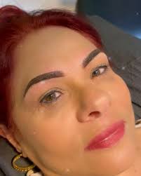 In Essen vertrauen Frauen Paula Lash and Brows