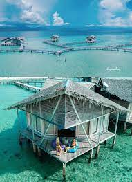 Raja ampat memang menjadi pulau yang indah di indonesia dan diakui oleh dunia bahwa raja ampat menjadi pulau yang sangat indah dan menjadi surganya bagi para penyelam disini anda bisa melihat. Mau Liburan A La Maldives 7 Wisata Di Indonesia Ini Punya Resort Terapung Yang Tak Kalah Keren