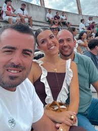 Recap de mi última semana de vacaciones: 1️⃣ Lunes. Mi oficina de verano.  ☀️⛱️ 2️⃣ Martes. El ascensor de casa de Daniel… sin Daniel. Las campeonas  del Trivial y dos chavalitos bastante