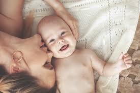 Manchmal ist er anstrengend, er weint viel und will nur getragen werden. Das Erste Jahr Das Sind Die 7 Schonsten Momente Mit Deinem Baby