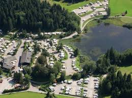 Eine Luftbildaufnahme Zeigt Den Gesammten Caravanpark Am Tennsee Bei Krun C Alpenwelt Karwendel Alpen Caravanpark Tennsee Tourismus Mittenwald Karwendel