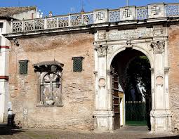 Dada la profunda relación de la familia con italia, el edificio de estilo mudéjar español presenta una se trata de una monumental estructura que conecta los pisos inferior y superior transformándose en eje de la doble casa, tradición sevillana de. Sevilla Y La Casa De Pilatos El Blog De Chano