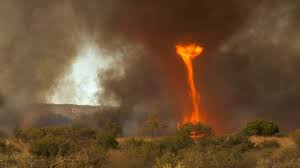 Orage volcanique, nuage effrayant, tornade de feu… ces phénomènes météorologiques sont saisissants ! Les Tornades De Feu Sont Des Phenomenes Naturels Proprement Terrifiants