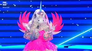 Custodire l'essenza delle cose e della vita. Il Cantante Mascherato Del 10 Gennaio 2020 Unicorno Canta E La Luna Busso Foto E Video