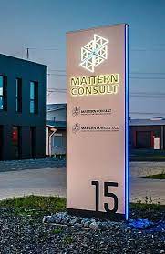 werbepylon gerade mit durchgesteckten elementen aussenbeschilderung schilder design firmenschilder
