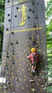 Kletterwand Fur Kinder Ab 3 Jahren Im Kletterwald Heigenbrucken Kinder Kinder 3 Jahre Kinder Spass