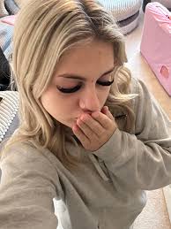 I'm a mobile lash and brow tech, I come to you with a lash bed to bring the  salon to the comfort of your own home 💓I specialise in extensions and brow