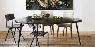 Un choix unique de table a manger triangulaire disponible dans notre magasin. La Table Mexique De Charlotte Perriand Reeditee Par Cassina Et Exposee Chez Merci Marie Claire