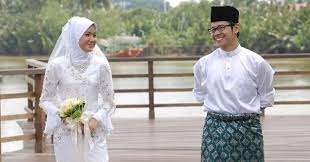 His birthday, what he did before fame, his family life, fun trivia facts, popularity rankings, and more. Ally Iskandar Sah Telah Bercerai Malay Viral