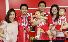Ganda putra indonesia hendra setiawan (kiri) dan mohammad ahsan berswafoto dengan menunjukan medali emas saat prosesi penyerahan medali pada pasangan hendra setiawan/mohammad ahsan berhasil meraih gelar juara dunia untuk ketiga kalinya setelah menundukkan pasangan jepang. Organisasi Berita Kalender Kejuaraan Pemain Timnas Galeri Ranking Nasional Dokter Back Sejarah Struktur Pengprov Back Berita Terbaru Nasional Internasional Luar Arena Lensa Badminton Back Foto Video Aktivitas Atlet Di Luar Lapangan Previous