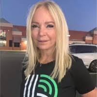 Dee Barrett's Instagram, Twitter & Facebook