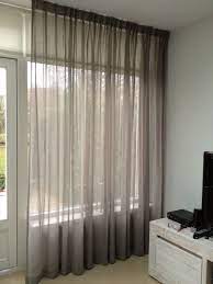 linnen gordijnen linnenlook taupe kleur erachter een rolgordijn dat s avonds omlaag gaat tegen inkijk gordijnen woonkamer gordijnen woonkamergordijnen