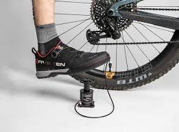 Stompump Ist Eine Kompakte Fusspumpe Furs Fahrrad Auto Motorrad Oder Andere Fortbewegungsmittel Die Luftgefullte Reifen Haben Die Fahrradpumpe Fahrrad Pumps