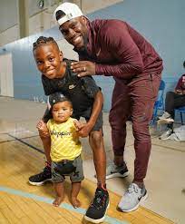 Black Tea Trending News On Instagram Kevinhart Poses With His Two Handome Sons Daddyduties Dad Kids S Kevin Hart Kevin Hart Family Celebrity Kids