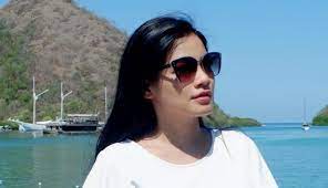 Mei 4 ― saya melihat dunia artis di negara kita ini juga di seluruh dunia, sebagai satu pentas aksi yang penuh dengan skrip­skrip dan lakonan yang penuh dengan aksi yang dramatik. Foto Gaya Titi Kamal Pakai Kacamata Semakin Memesona Hot Liputan6 Com