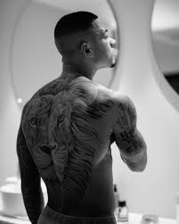 The dutch winger had to be silent for 24 hours for a lion's head tattoo to be created on his back. Memphis Depay On Instagram Can T Find A Lion Like Me Again Depay Memphis Cuerpo De Hombre Tatuajes Espalda Hombre